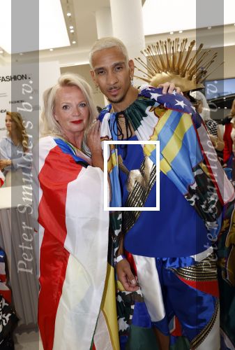 Amsterdam 3 september 2024
Opening van de Amsterdam Fashion Week AFW met een catwalk voor de Linda Foundation.
O.A. liepen mee , Worthy de Jong Winonah de Jong Dyantha Brooks Anouk Smulders Fockeline Ouwerkerk Dyanne Beekman Irene v d Laar Carolien Spoor Victoria Koblenko Zineb Fallouk Quinty Trustfull Tanja Jess Susan Visser IOris v Lunenberg Lauren Verster Marlijn Werdenburg Dani Bles Isa Hoes Anita Witzier Merel Westrik Hilmar Mulder Imanuelle Grives Vivian Slingerland (met dochter) en Hadewich Minis. Noa Vahle was aanwezig namens de Linda Foundation.