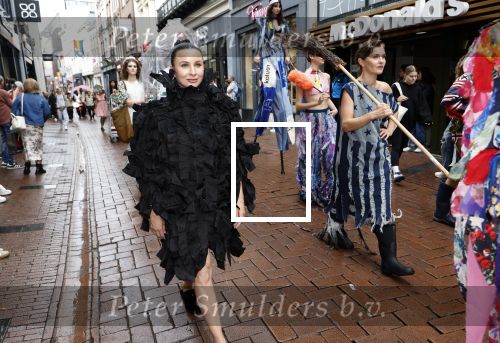 Amsterdam 3 september 2024
Opening van de Amsterdam Fashion Week AFW met een catwalk voor de Linda Foundation.
O.A. liepen mee , Worthy de Jong Winonah de Jong Dyantha Brooks Anouk Smulders Fockeline Ouwerkerk Dyanne Beekman Irene v d Laar Carolien Spoor Victoria Koblenko Zineb Fallouk Quinty Trustfull Tanja Jess Susan Visser IOris v Lunenberg Lauren Verster Marlijn Werdenburg Dani Bles Isa Hoes Anita Witzier Merel Westrik Hilmar Mulder Imanuelle Grives Vivian Slingerland (met dochter) en Hadewich Minis. Noa Vahle was aanwezig namens de Linda Foundation.
