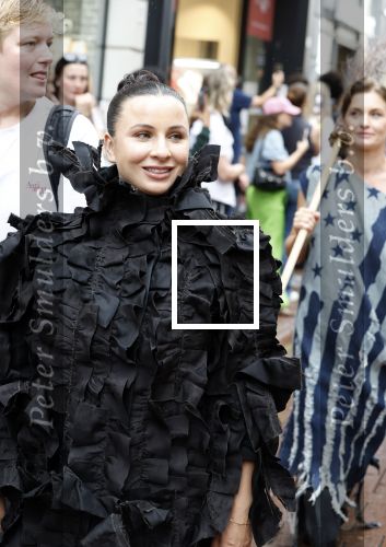 Amsterdam 3 september 2024
Opening van de Amsterdam Fashion Week AFW met een catwalk voor de Linda Foundation.
O.A. liepen mee , Worthy de Jong Winonah de Jong Dyantha Brooks Anouk Smulders Fockeline Ouwerkerk Dyanne Beekman Irene v d Laar Carolien Spoor Victoria Koblenko Zineb Fallouk Quinty Trustfull Tanja Jess Susan Visser IOris v Lunenberg Lauren Verster Marlijn Werdenburg Dani Bles Isa Hoes Anita Witzier Merel Westrik Hilmar Mulder Imanuelle Grives Vivian Slingerland (met dochter) en Hadewich Minis. Noa Vahle was aanwezig namens de Linda Foundation.