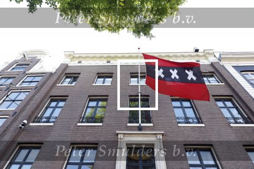 Amsterdam 10 september 2025
Prinses Amalia is uitgenodigd voor een  lunch in de ambtswoning van burgemeester Femke Halsema, waar zij een ontmoeting had met het gemeentebestuur van Amsterdam. Ambtswoning Femke Halsema met Amsterdamse vlag