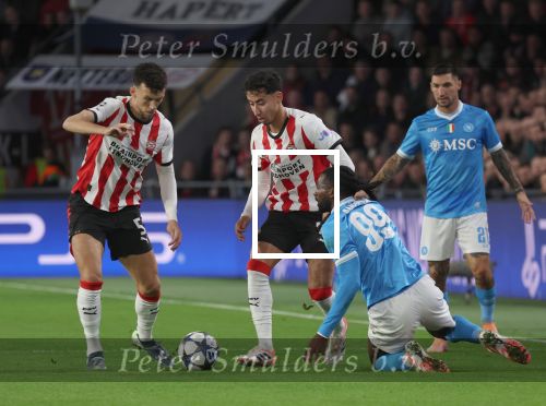 Eindhoven, 21 Oktober 2025
CL Wedstrijd PSV-Napolie, eindstand 6-2
Anass Salah-Eddine in duel met Frank Anguissa