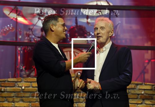 Tilburg 29 september 2025
Buma prijzen worden uitgereikt in 013 in Tilburg . Andre v Duin krijgt ouevre Award uit handen van Jan Rietman . Andre kwam met partner Fernando Reyes.