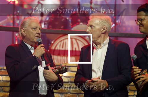 Tilburg 29 september 2025
Buma prijzen worden uitgereikt in 013 in Tilburg . Andre v Duin krijgt ouevre Award uit handen van Jan Rietman . Andre kwam met partner Fernando Reyes.