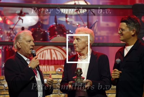 Tilburg 29 september 2025
Buma prijzen worden uitgereikt in 013 in Tilburg . Andre v Duin krijgt ouevre Award uit handen van Jan Rietman . Andre kwam met partner Fernando Reyes.