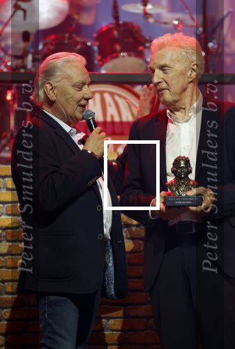Tilburg 29 september 2025
Buma prijzen worden uitgereikt in 013 in Tilburg . Andre v Duin krijgt ouevre Award uit handen van Jan Rietman . Andre kwam met partner Fernando Reyes.