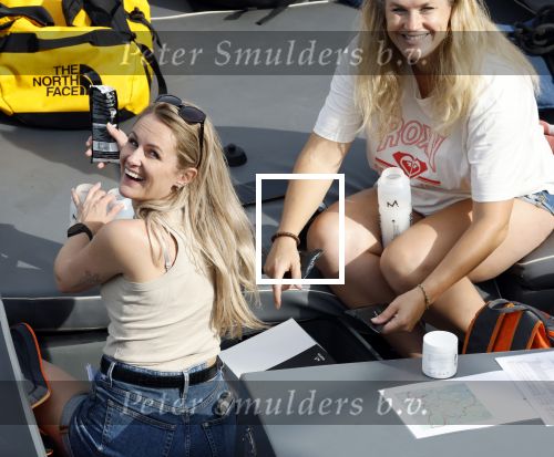 Amsterdam 6  september 2025
Maarten v d Weijden zwemt 75 km in 24 uur voor Jeugdfonds Sport Cultuur amsterdam . Zijn vriendin Anne begeleidt hem met een sloep .