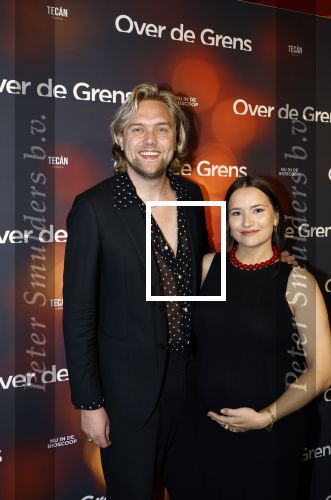 Amsterdam 26 augustus 2025
Premiere over de Grens in het vondelpark . De cast bestaat uit Manuel Broekman Jasmine Sendar Nienke Plas Vincent Banic en Elisabeth Puglia. Barbara Sloesen ( zwnger) kwam met partner Joost Hofman