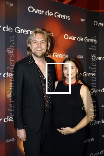 Amsterdam 26 augustus 2025
Premiere over de Grens in het vondelpark . De cast bestaat uit Manuel Broekman Jasmine Sendar Nienke Plas Vincent Banic en Elisabeth Puglia. Barbara Sloesen ( zwnger) kwam met partner Joost Hofman