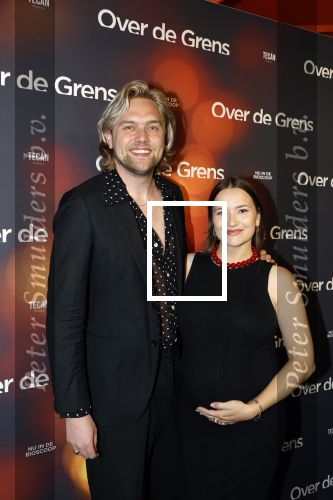 Amsterdam 26 augustus 2025
Premiere over de Grens in het vondelpark . De cast bestaat uit Manuel Broekman Jasmine Sendar Nienke Plas Vincent Banic en Elisabeth Puglia. Barbara Sloesen ( zwnger) kwam met partner Joost Hofman