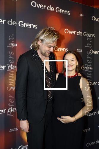 Amsterdam 26 augustus 2025
Premiere over de Grens in het vondelpark . De cast bestaat uit Manuel Broekman Jasmine Sendar Nienke Plas Vincent Banic en Elisabeth Puglia. Barbara Sloesen ( zwnger) kwam met partner Joost Hofman