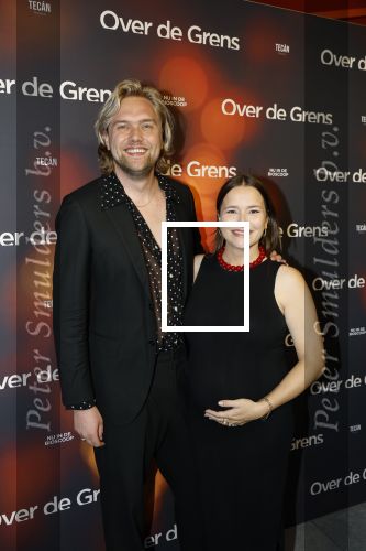 Amsterdam 26 augustus 2025
Premiere over de Grens in het vondelpark . De cast bestaat uit Manuel Broekman Jasmine Sendar Nienke Plas Vincent Banic en Elisabeth Puglia. Barbara Sloesen ( zwnger) kwam met partner Joost Hofman