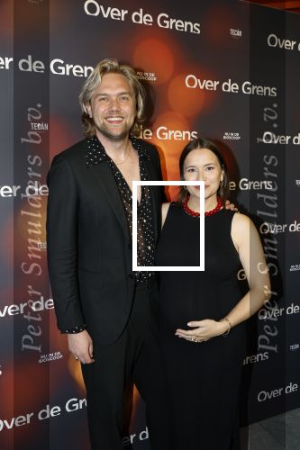 Amsterdam 26 augustus 2025
Premiere over de Grens in het vondelpark . De cast bestaat uit Manuel Broekman Jasmine Sendar Nienke Plas Vincent Banic en Elisabeth Puglia. Barbara Sloesen ( zwnger) kwam met partner Joost Hofman
