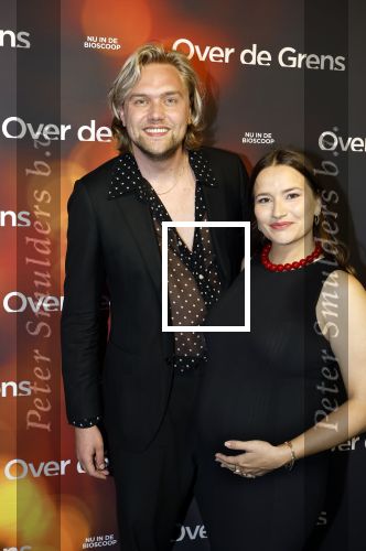 Amsterdam 26 augustus 2025
Premiere over de Grens in het vondelpark . De cast bestaat uit Manuel Broekman Jasmine Sendar Nienke Plas Vincent Banic en Elisabeth Puglia. Barbara Sloesen ( zwnger) kwam met partner Joost Hofman