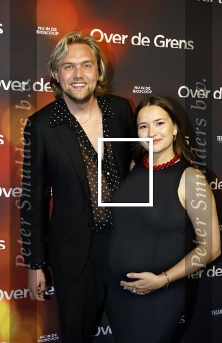 Amsterdam 26 augustus 2025
Premiere over de Grens in het vondelpark . De cast bestaat uit Manuel Broekman Jasmine Sendar Nienke Plas Vincent Banic en Elisabeth Puglia. Barbara Sloesen ( zwnger) kwam met partner Joost Hofman