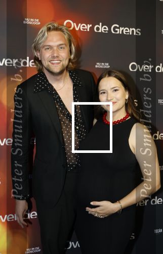 Amsterdam 26 augustus 2025
Premiere over de Grens in het vondelpark . De cast bestaat uit Manuel Broekman Jasmine Sendar Nienke Plas Vincent Banic en Elisabeth Puglia. Barbara Sloesen ( zwnger) kwam met partner Joost Hofman