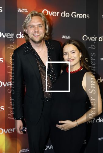 Amsterdam 26 augustus 2025
Premiere over de Grens in het vondelpark . De cast bestaat uit Manuel Broekman Jasmine Sendar Nienke Plas Vincent Banic en Elisabeth Puglia. Barbara Sloesen ( zwnger) kwam met partner Joost Hofman