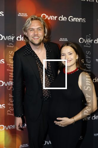 Amsterdam 26 augustus 2025
Premiere over de Grens in het vondelpark . De cast bestaat uit Manuel Broekman Jasmine Sendar Nienke Plas Vincent Banic en Elisabeth Puglia. Barbara Sloesen ( zwnger) kwam met partner Joost Hofman