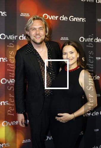 Amsterdam 26 augustus 2025
Premiere over de Grens in het vondelpark . De cast bestaat uit Manuel Broekman Jasmine Sendar Nienke Plas Vincent Banic en Elisabeth Puglia. Barbara Sloesen ( zwnger) kwam met partner Joost Hofman