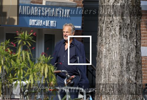 Amsterdan 25 augustus 2025
Bert Kuizenga met zijn vrouw op straat in Amsterdam zuid