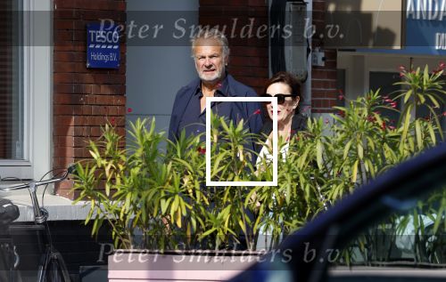 Amsterdan 25 augustus 2025
Bert Kuizenga met zijn vrouw op straat in Amsterdam zuid