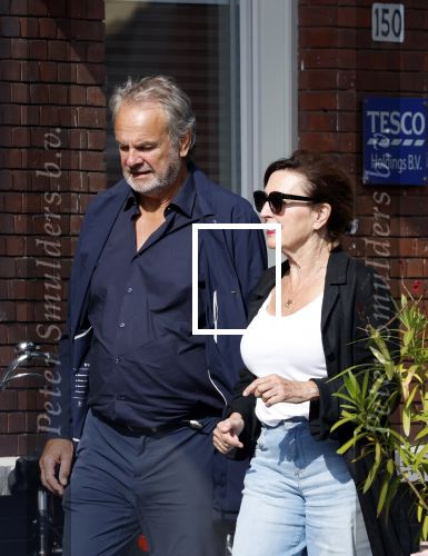 Amsterdan 25 augustus 2025
Bert Kuizenga met zijn vrouw op straat in Amsterdam zuid