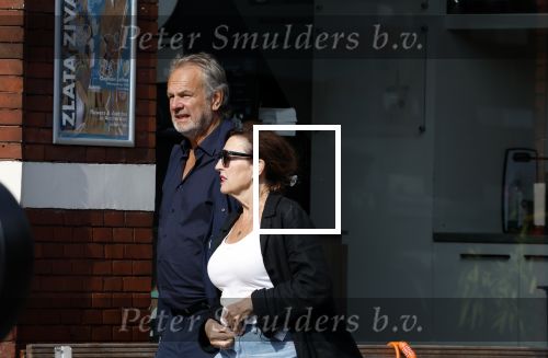 Amsterdan 25 augustus 2025
Bert Kuizenga met zijn vrouw op straat in Amsterdam zuid