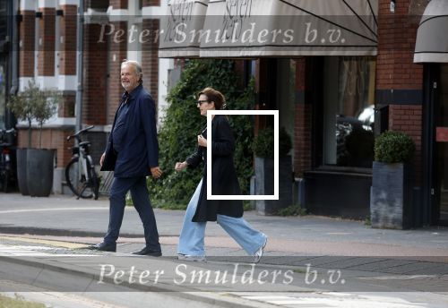 Amsterdan 25 augustus 2025
Bert Kuizenga met zijn vrouw op straat in Amsterdam zuid