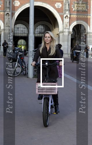 Amsterdam 26 september 2025
Chantal Janzen op de fiets in Amsterdam zuid