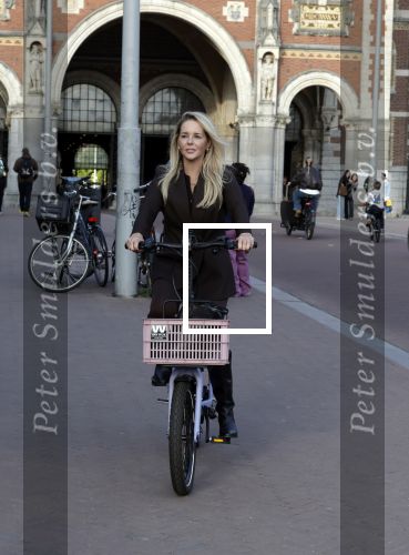 Amsterdam 26 september 2025
Chantal Janzen op de fiets in Amsterdam zuid