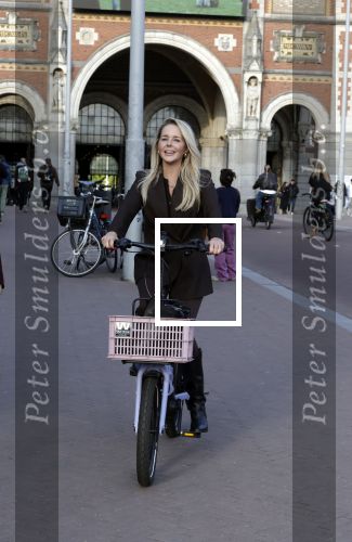 Amsterdam 26 september 2025
Chantal Janzen op de fiets in Amsterdam zuid