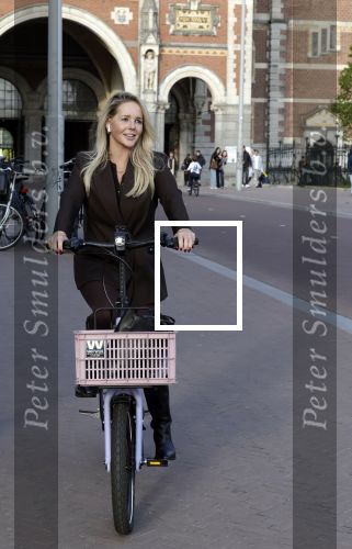 Amsterdam 26 september 2025
Chantal Janzen op de fiets in Amsterdam zuid