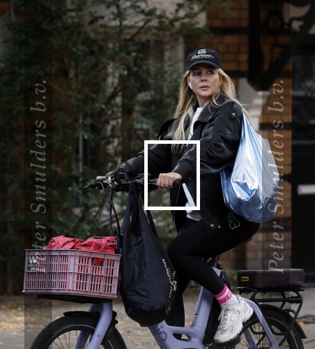 Amsterdam 30 september 2025
Chantal Janzen op de fiets in Amsterdam zuid.