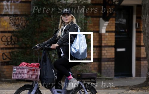 Amsterdam 30 september 2025
Chantal Janzen op de fiets in Amsterdam zuid.