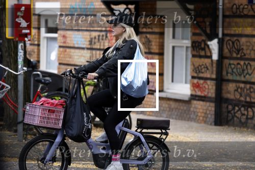 Amsterdam 30 september 2025
Chantal Janzen op de fiets in Amsterdam zuid.