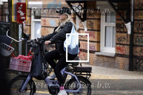 Amsterdam 30 september 2025
Chantal Janzen op de fiets in Amsterdam zuid.
