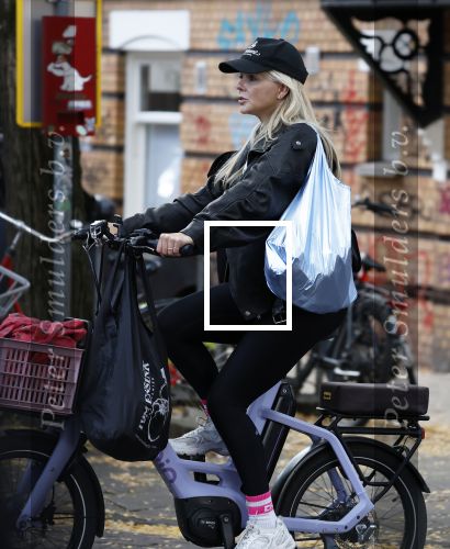 Amsterdam 30 september 2025
Chantal Janzen op de fiets in Amsterdam zuid.