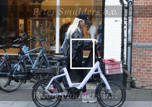 Amsterdam 30 september 2025
Chantal Janzen op de fiets in Amsterdam zuid.
