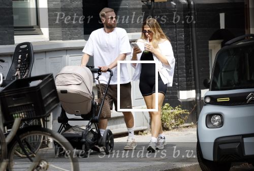 Amsterdam 26 augustus 2025
Davy Klaassen en zijn vrouw Laura achter de kinderwagen in Amsterdam zuid.