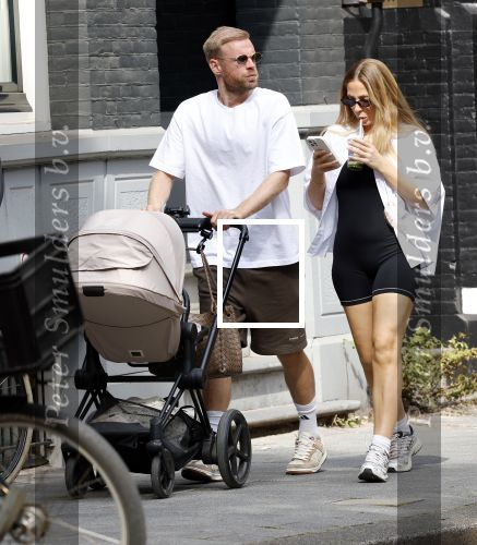 Amsterdam 26 augustus 2025
Davy Klaassen en zijn vrouw Laura achter de kinderwagen in Amsterdam zuid.