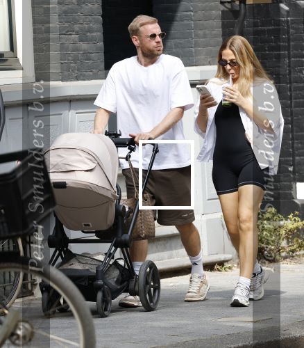 Amsterdam 26 augustus 2025
Davy Klaassen en zijn vrouw Laura achter de kinderwagen in Amsterdam zuid.