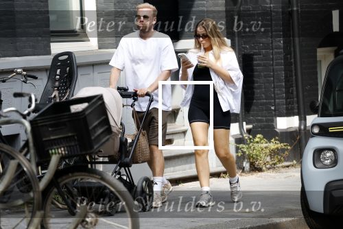 Amsterdam 26 augustus 2025
Davy Klaassen en zijn vrouw Laura achter de kinderwagen in Amsterdam zuid.