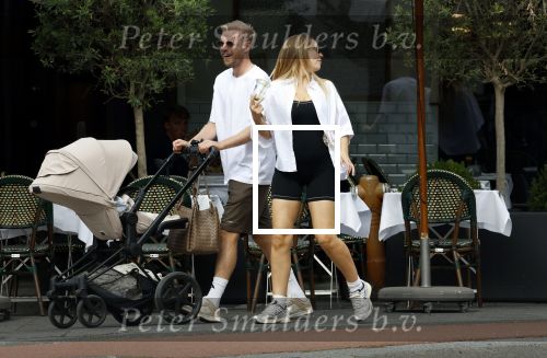 Amsterdam 26 augustus 2025
Davy Klaassen en zijn vrouw Laura achter de kinderwagen in Amsterdam zuid.