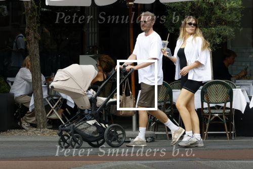 Amsterdam 26 augustus 2025
Davy Klaassen en zijn vrouw Laura achter de kinderwagen in Amsterdam zuid.