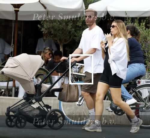 Amsterdam 26 augustus 2025
Davy Klaassen en zijn vrouw Laura achter de kinderwagen in Amsterdam zuid.