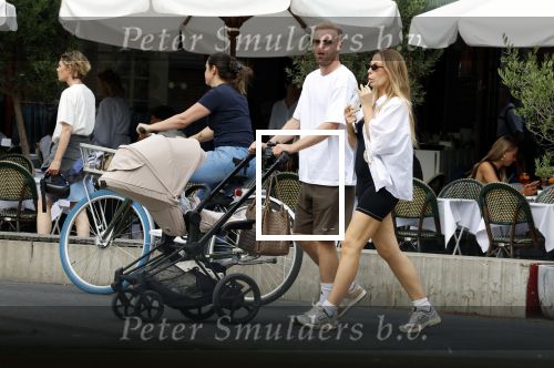 Amsterdam 26 augustus 2025
Davy Klaassen en zijn vrouw Laura achter de kinderwagen in Amsterdam zuid.