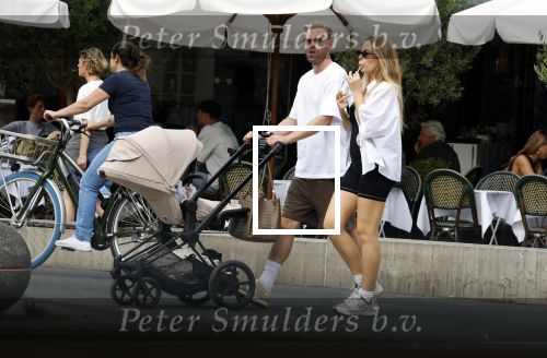 Amsterdam 26 augustus 2025
Davy Klaassen en zijn vrouw Laura achter de kinderwagen in Amsterdam zuid.