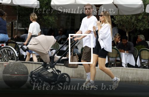 Amsterdam 26 augustus 2025
Davy Klaassen en zijn vrouw Laura achter de kinderwagen in Amsterdam zuid.