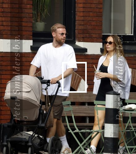 Amsterdam 26 augustus 2025
Davy Klaassen en zijn vrouw Laura achter de kinderwagen in Amsterdam zuid.