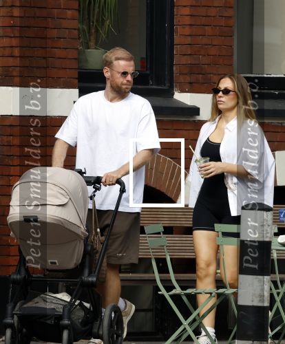 Amsterdam 26 augustus 2025
Davy Klaassen en zijn vrouw Laura achter de kinderwagen in Amsterdam zuid.