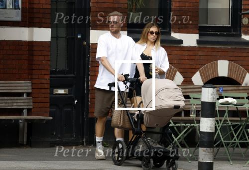 Amsterdam 26 augustus 2025
Davy Klaassen en zijn vrouw Laura achter de kinderwagen in Amsterdam zuid.